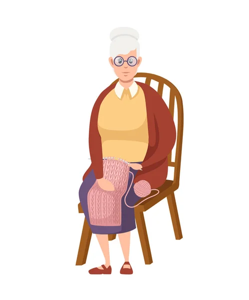 캐주얼 한 옷을 입은 시니어 여성. 할머니는 나무 의자와 니트에 앉아있다. 만화 캐릭터 디자인. 흰색 배경에서 격리된 플랫 벡터 그림 — 스톡 벡터