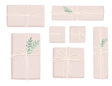 Posta iletimi ya da hediye paketleri için bir takım kağıt paketler yeşil yapraklı düz vektör çizimi beyaz arkaplanda izole edilmiş dekorasyon ögesi.