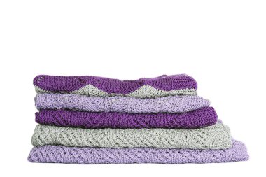 Violet ve gri yünlü beyaz arka plan üzerinde kopya alanı izole kazak örme yığını                               