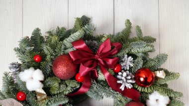Noel çelenk ahşap arka plan el yapımı bir parçası. Yılın iç dekorasyon