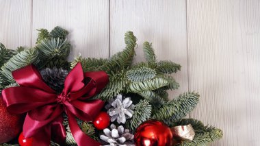 Noel çelenk ahşap arka plan el yapımı bir parçası. Yılın iç dekorasyon