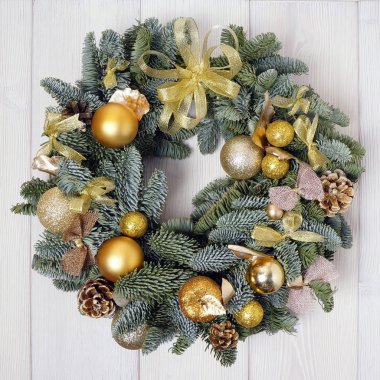 Advent Noel çelenk altın dekorasyon, el yapımı ahşap bir arka plan ile. Yılın iç dekorasyon