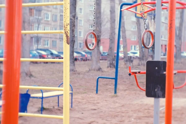 Anéis de ginástica no pátio da casa da cidade no Playground . — Fotografia de Stock