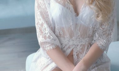 İç çamaşırı ve kadının küçük özel odası oturma tanınmaz halde genç ince seksi sarışın kız. Önden Görünüm.