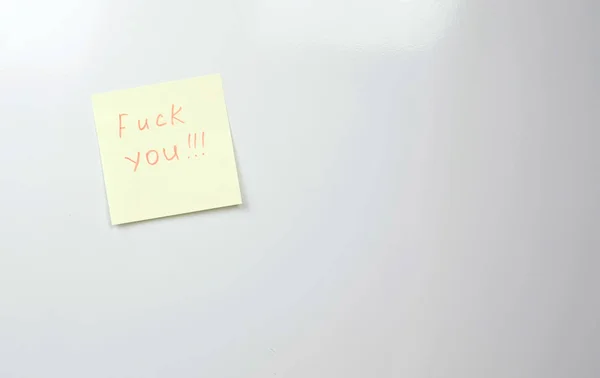 Note on yellow sticker paper sheets with words fuck you. — Stock Photo, Image