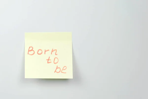 Nota em folhas de papel adesivo amarelo com palavras de motivação nascidas para ser . — Fotografia de Stock
