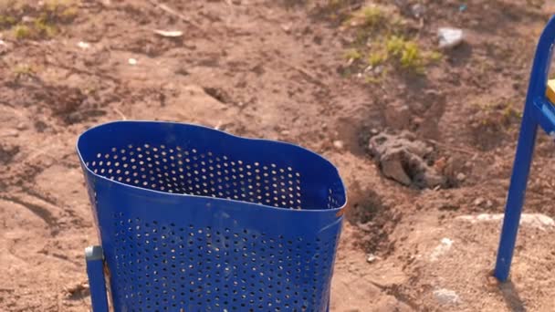 Frauenhand wirft Mandarinenputzen in die Urne im Stadtpark. — Stockvideo