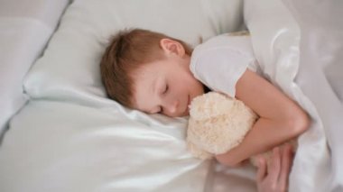 7 yaş çocuk oyuncak ayı sarılma uykuya dalmak.