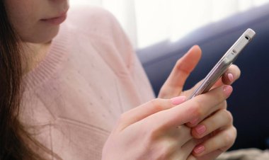 Tipik bir haber womans eller. Pembe manikür ile pembe kazaklı tanınmaz halde kadın.