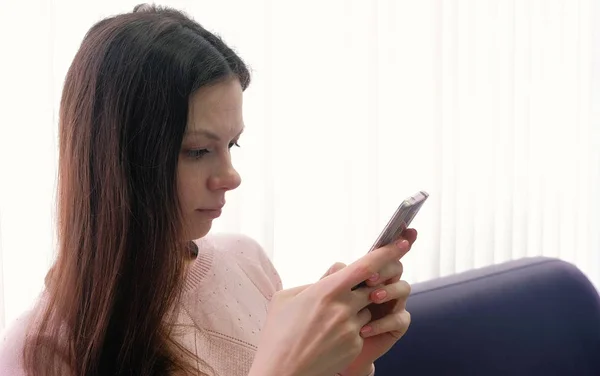 Mujer Joven Morena Está Escribiendo Mensaje Teléfono Móvil Mirando Pantalla — Foto de Stock