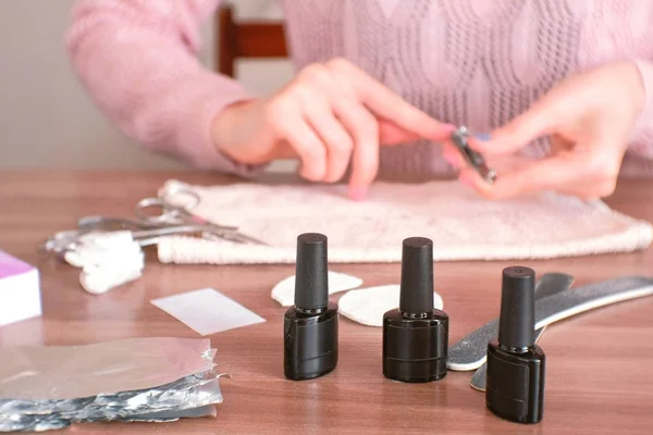 Kvinna skar sina naglar med clippers. Närbild händer. Spik lack fokus. — Stockfoto