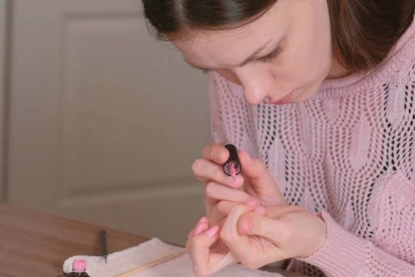 Mujer Pone Segunda Capa Goma Laca Rosa Sus Uñas Con —  Fotos de Stock