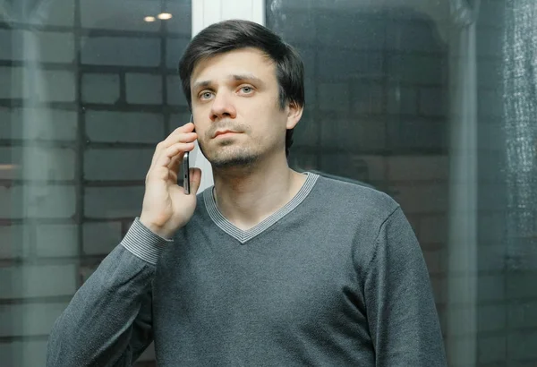 Man heeft een nummer gebeld op een mobiele telefoon en wacht op een antwoord. — Stockfoto