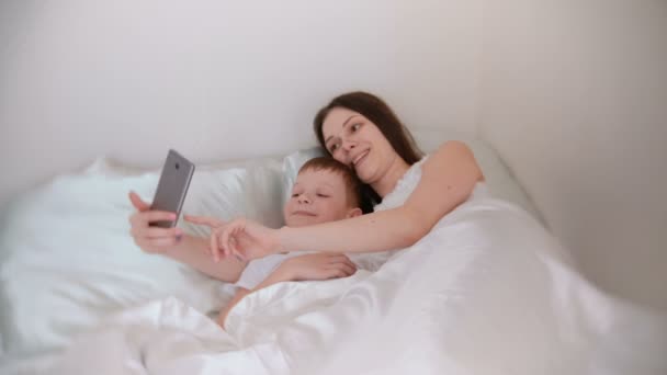Madre e hijo hablando en videollamada en el teléfono móvil . — Vídeos de Stock