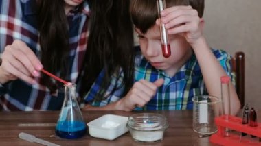Kimya deneyleri evde. Anne ve oğlu gaz serbest ile kimyasal bir reaksiyon şişeye olun.