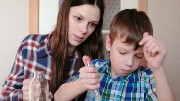 Experimentos Química Casa Chico Sacude Tubo Ensayo Para Mezclar Las — Vídeo de stock