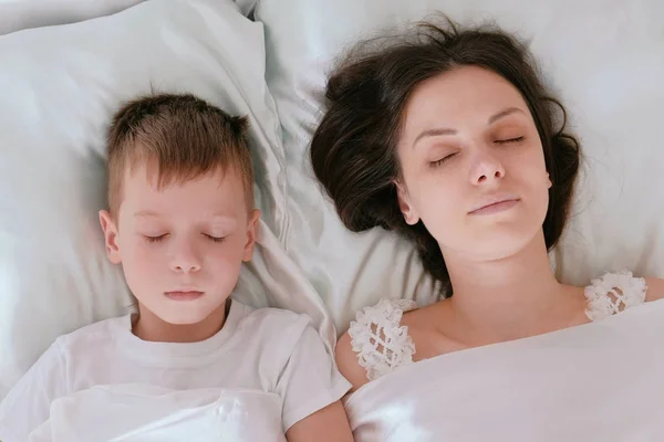 Mãe e filho dormindo juntos. Vista superior . — Fotografia de Stock