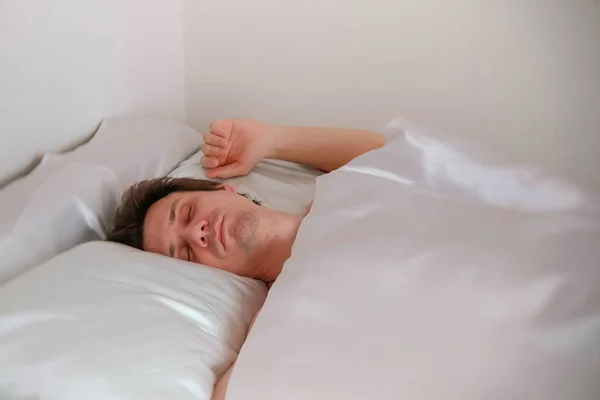Человек спит в постели один. . — стоковое фото