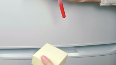 Closeup womans sarı etiket kağıt sayfalarının kelimelerle yeme sopa benim gıda buzdolabı üzerinde eller.