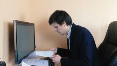 Bilgisayarda çalışan şaşkın adam.