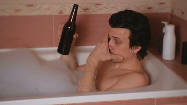 男人洗澡喝啤酒。抑郁症与生活中的问题. — 图库视频影像