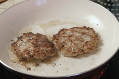 Adam üzerinde pan pirzola Burger için kızartma. Eller yakın çekim.