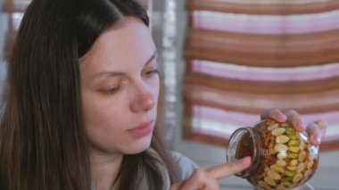 Bal bal parmak ile hayalarına bir kavanoz gelen yeme kadın.