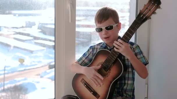 Tocar Instrumento Musical Menino Toca Guitarra Cantando Sentado Slomo Peitoril — Vídeo de Stock