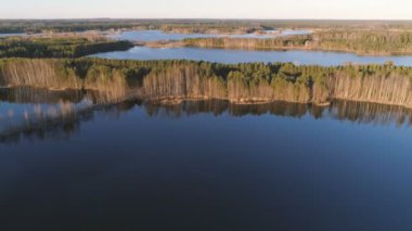 Güzel manzara orman ve günbatımı gölette. Güzel güneş ışığı. Havadan görünümü.