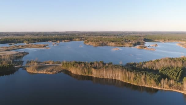 Bela paisagem com floresta e lagoa ao pôr do sol. Vídeo voador em áreas rurais . — Vídeo de Stock