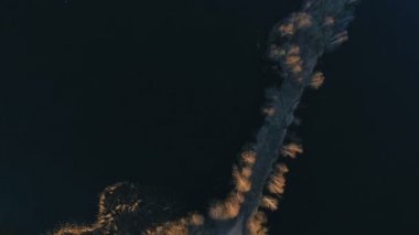 Uçağı Nehri üzerinde yol suya gidiyor ile görüntüleyin. Üstten görünüm.