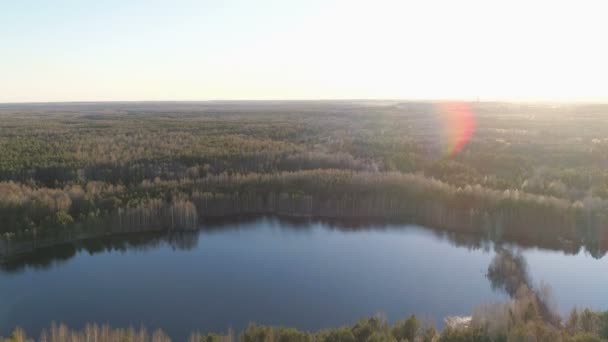 Gyönyörű táj, erdő és tó naplementekor. Repülő videó a vidéki területek — Stock videók