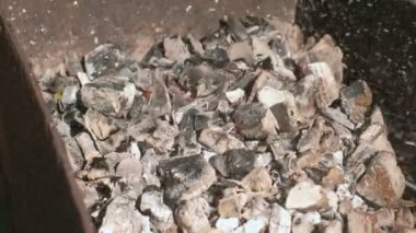 Rüzgar ızgara mangal yakın çekim sıcak kömürleri.