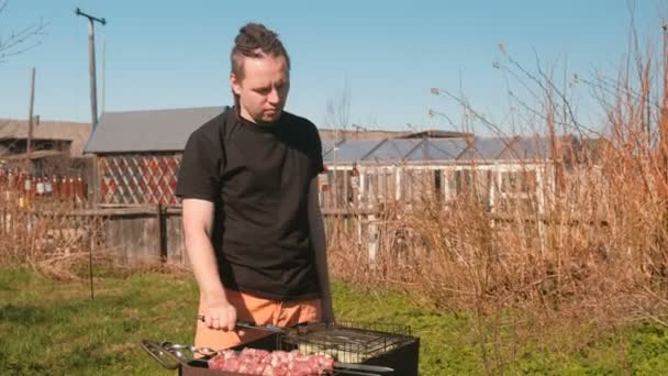 Hombre asado carne de cerdo barbacoa y calabacín en la parrilla . — Vídeos de Stock