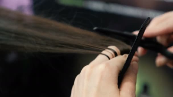 Friseure Hände schneiden lange brünette Haare heiße Schere. — Stockvideo