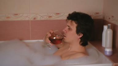 Adam bir banyo köpüğü ile alır ve konyak içer. Depresyon ve yaşam sorunları.