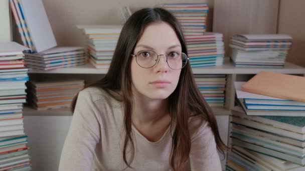 Wanita Muda Berambut Cokelat Berkacamata Berpikir — Stok Video