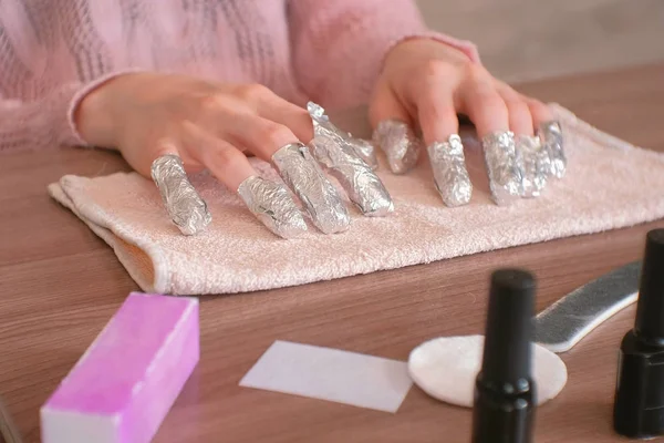Extracción de gel polaco de las uñas. Todos los dedos con papel de aluminio en ambas manos. De cerca la mano. Vista frontal . —  Fotos de Stock