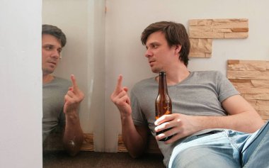 Erkek lisans içme bira ve gösterileri sikişmek sen parmak ile onun yansıması ayna için.