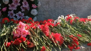 Çiçekler bir anıt Dünya Savaşı Zafer günü için yerleştirilir..
