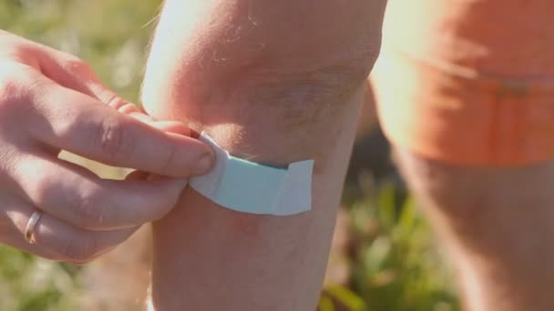 Man removes the patch from the cut on the elbow. Hand close-up. — Stock Video