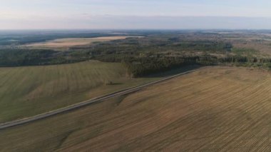 Uçuş kırsal yeşil alanlar, orman ve köy erken bahar, hava panoramik görünümünü yukarıda.