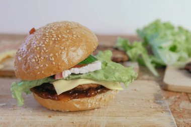 Burger buns, beşamel sos, peynir, salata, ahşap tahta üzerinde
