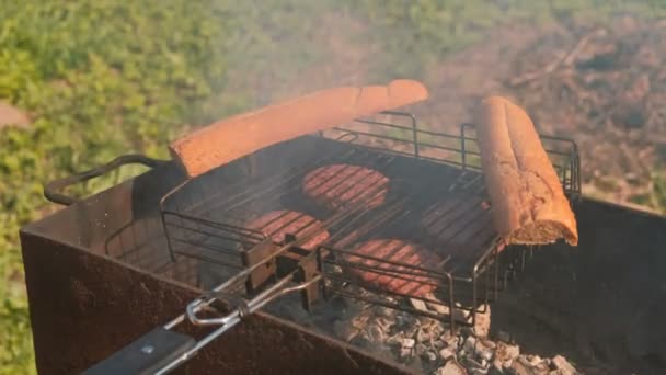 Marhahús szelet a grill és a kenyér a hamburgert. Közeli kép:. — Stock videók