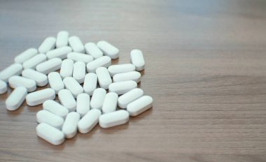 Masadaki beyaz haplar..