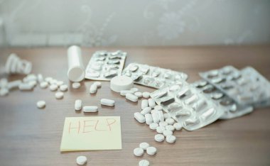 Mens eller etiket - yardım - kayma ve düşme yere yakın çekim yazma. intihar kavramı