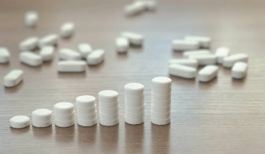 Sütunlar tablo yakın çekim üzerinde tablet. İlaç fiyatı artan kavramı