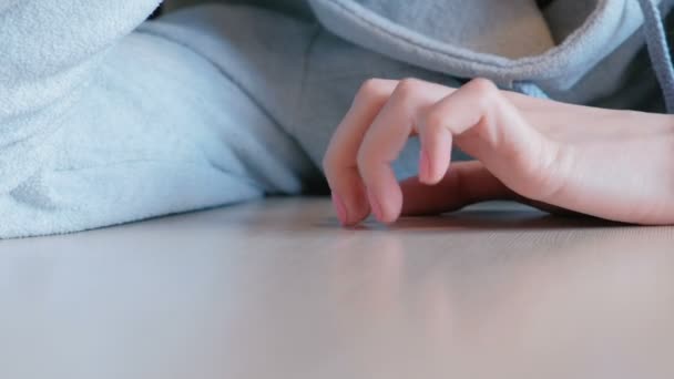 Closeup womans hand zenuwachtig kloppen vingers op het tabel. — Stockvideo