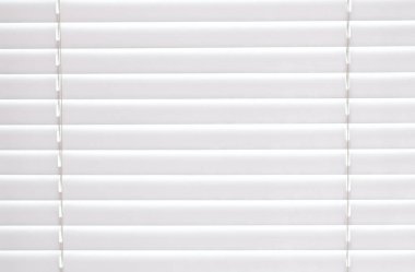 Beyaz renk doku penceresinde güneşlikler.