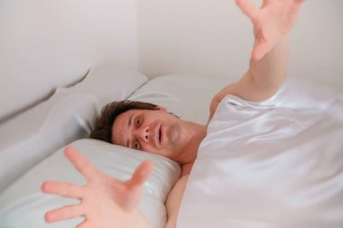 Genç adam diğerleri korkutuyor ve kameraya bak.